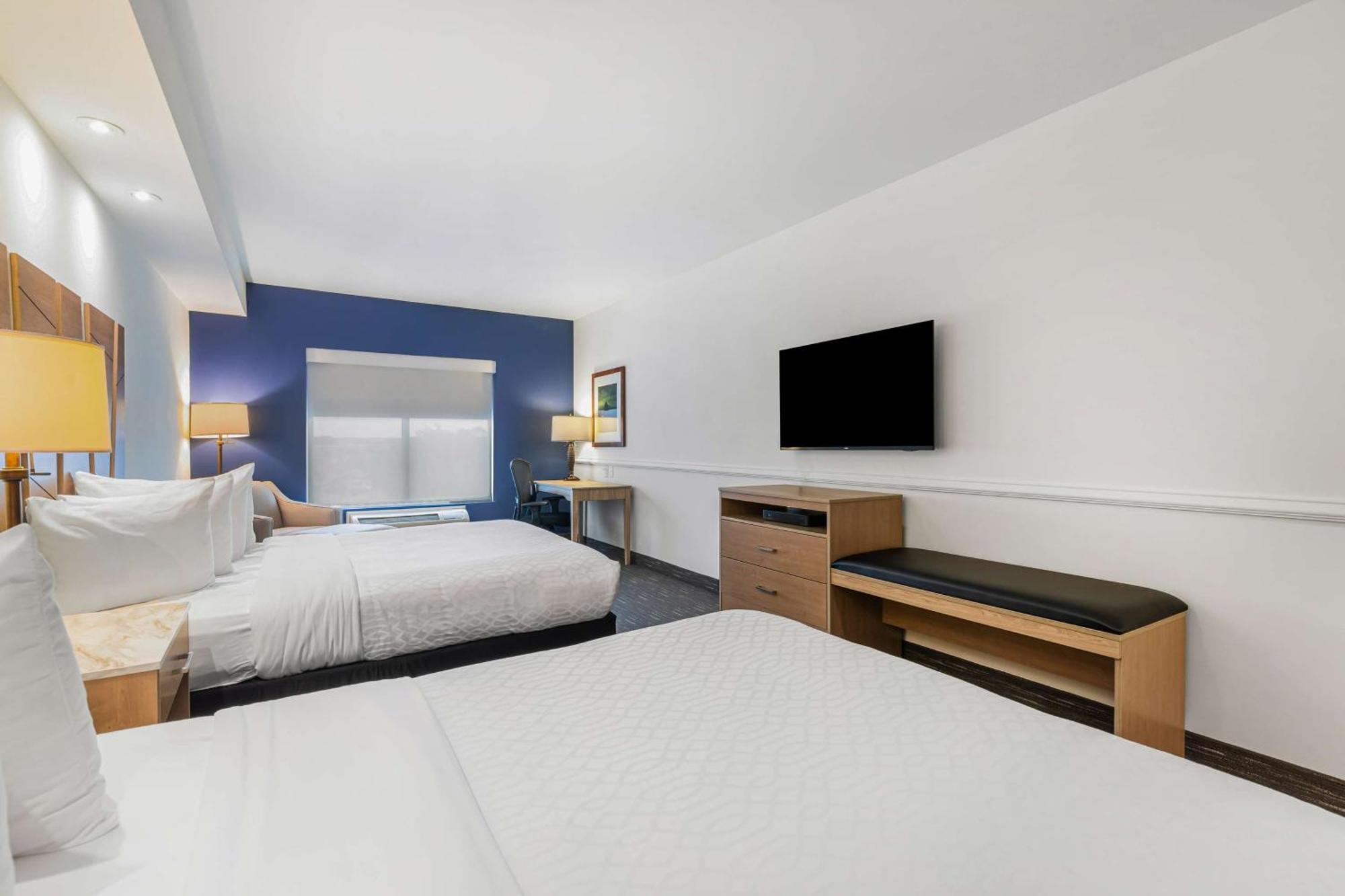 Best Western Plus Westgate Inn And Suites Leland Bagian luar foto
