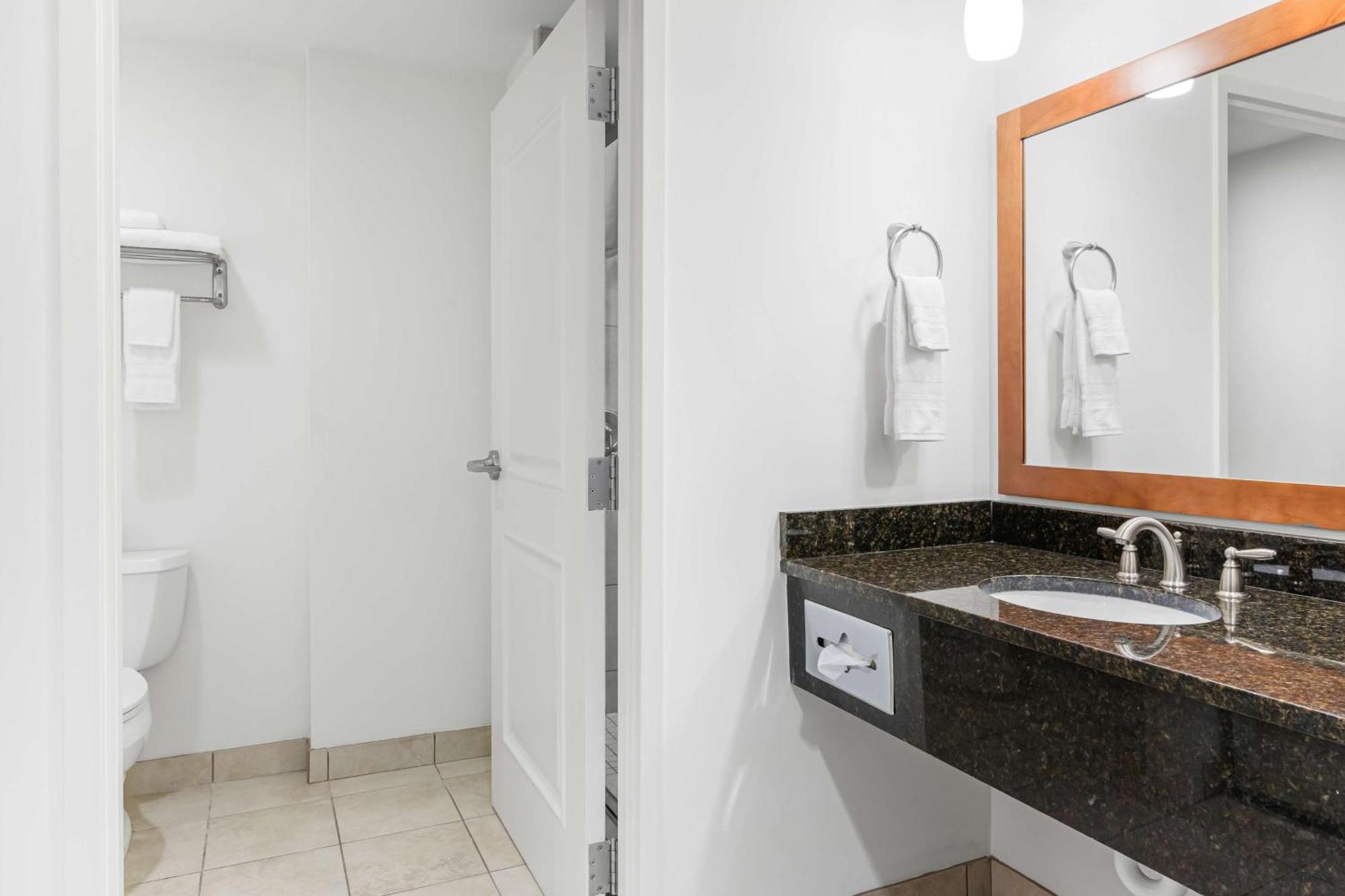 Best Western Plus Westgate Inn And Suites Leland Bagian luar foto