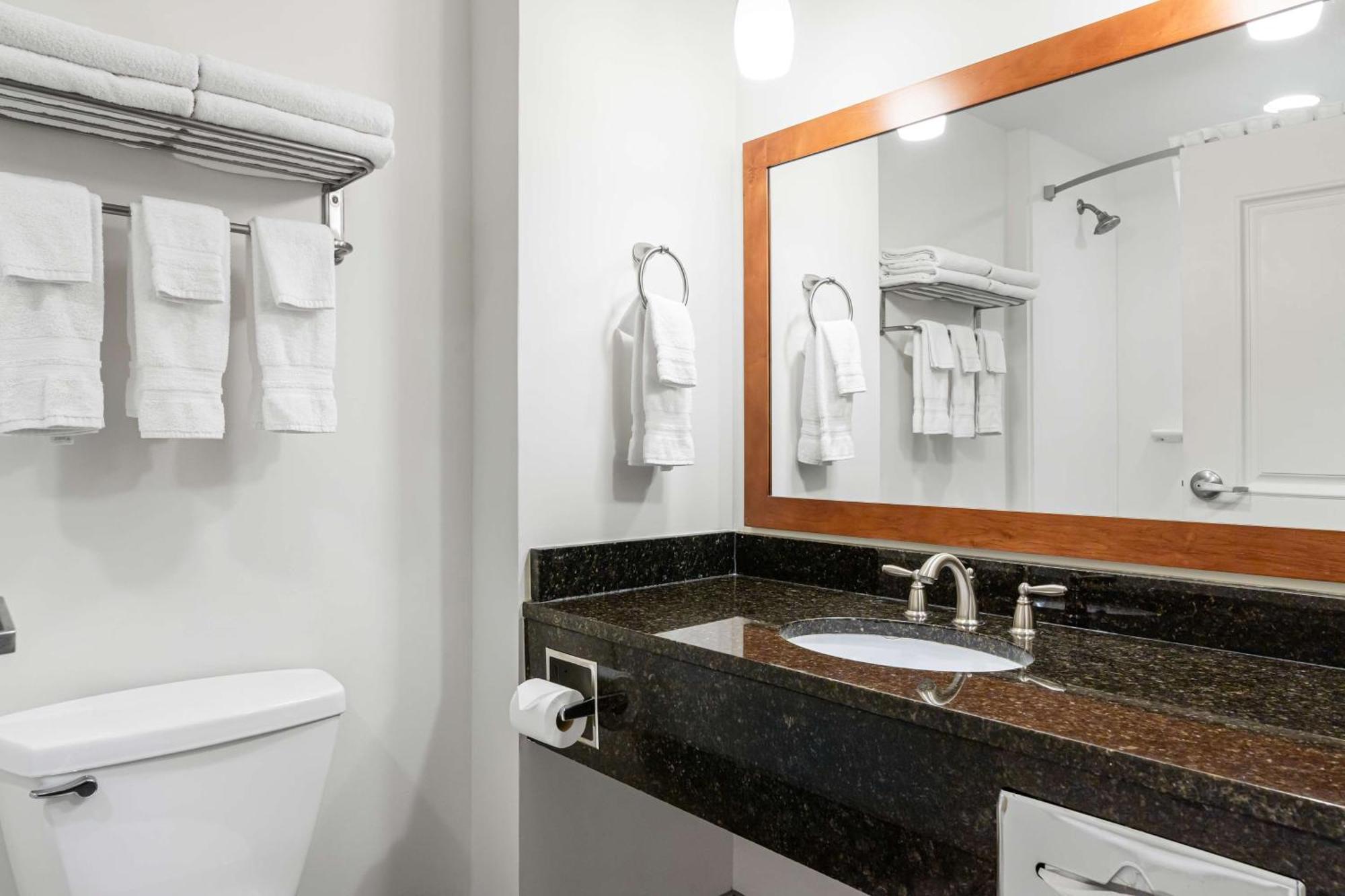 Best Western Plus Westgate Inn And Suites Leland Bagian luar foto